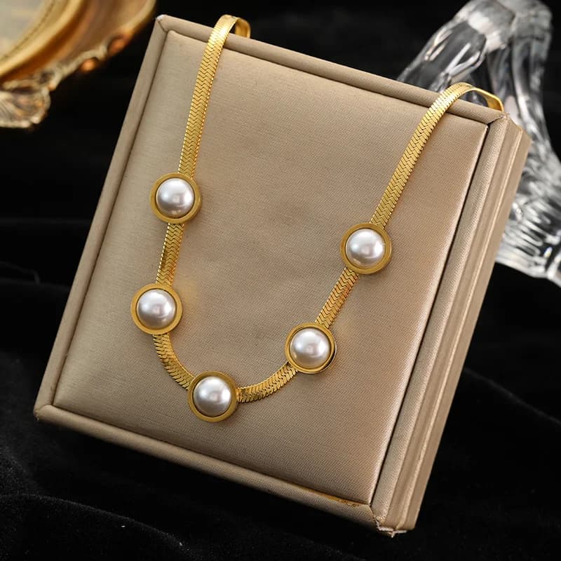 Řetízkový náhrdelník typu choker se zlatou perličkou