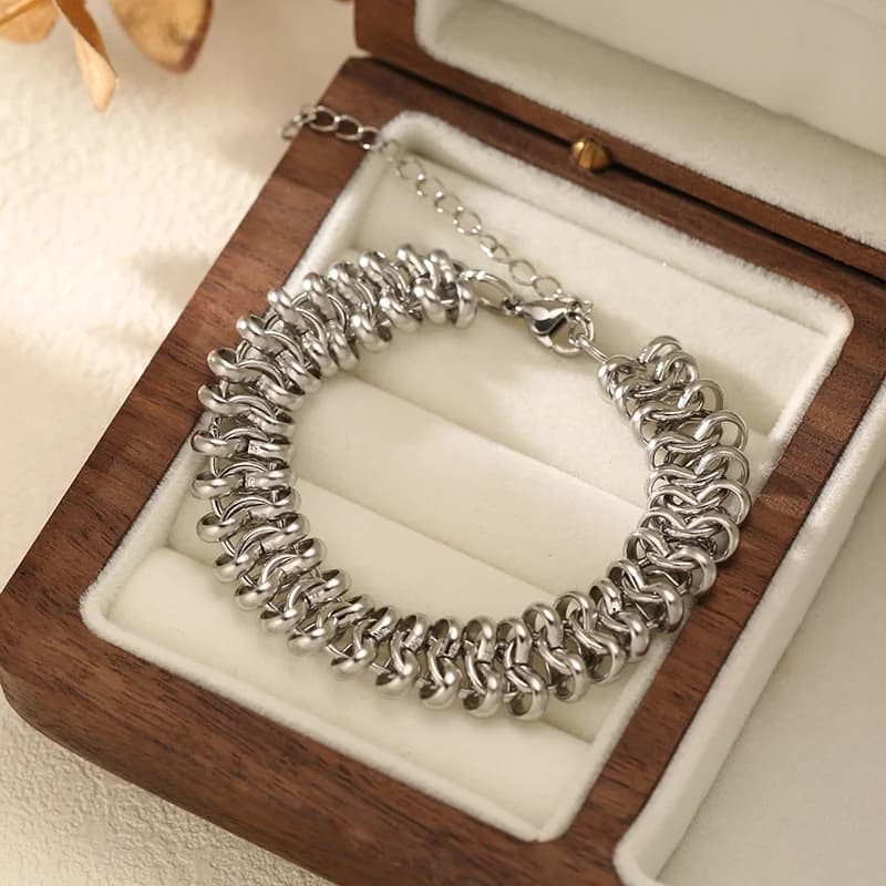 Řetízkový náramek typu bangle stříbrné barvy, nerezová ocel