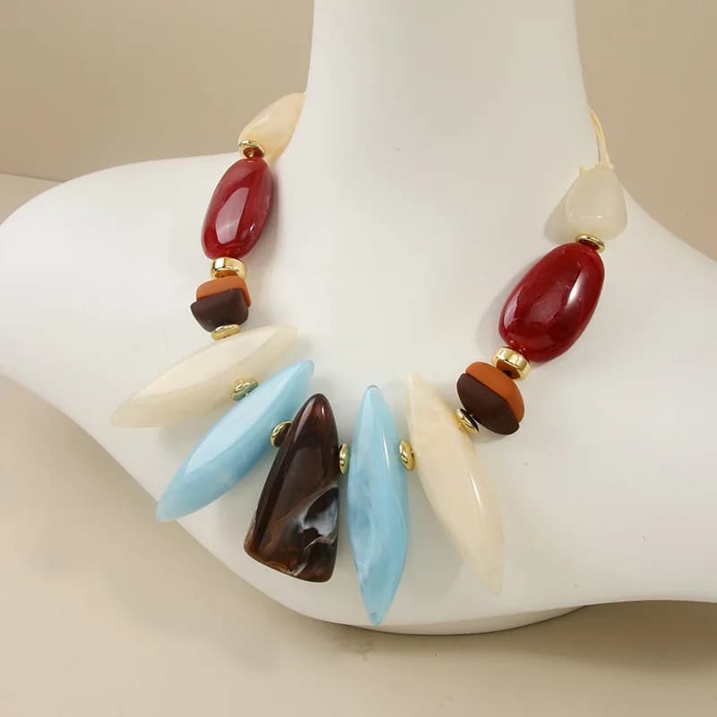 Náhrdelník choker z pryskyřice s nepravidelným tvarem, oversized