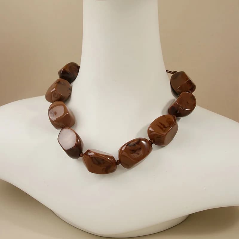 Hnědý pryskyřicový bohémský choker náhrdelník
