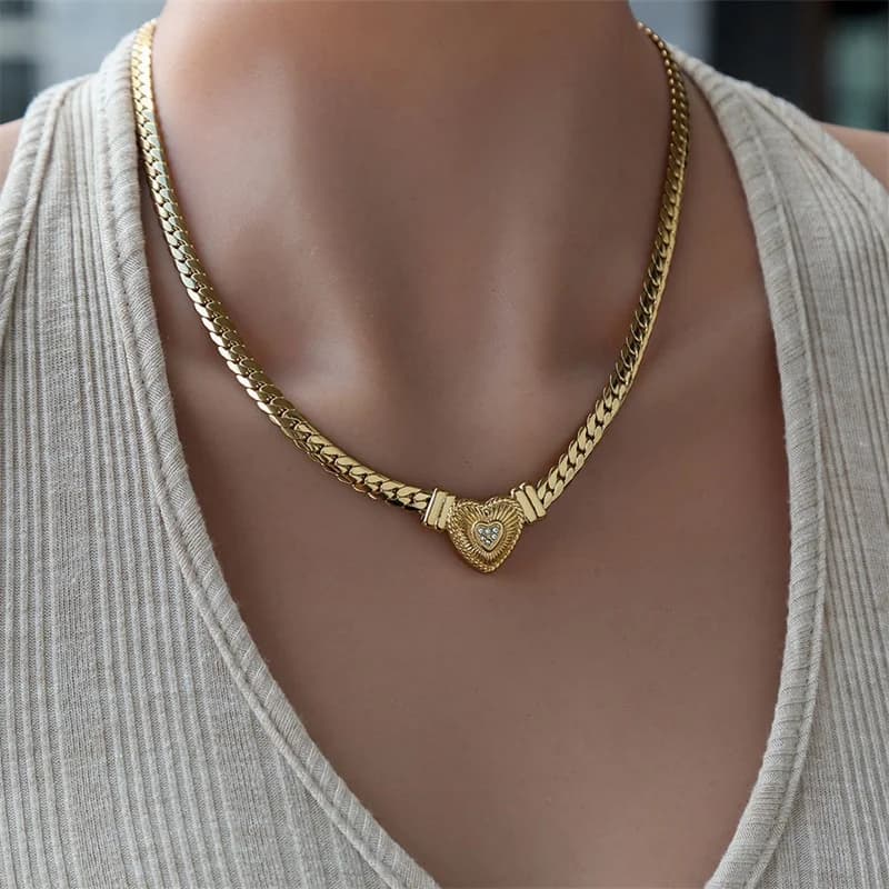 Zlatý choker s srdcem