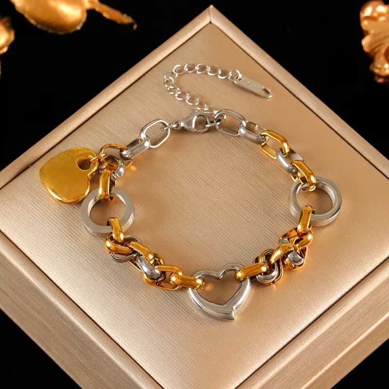 Náramek (bangle) se stříbrnými korálky ve tvaru srdce a přívěskem