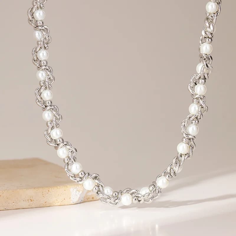 Řetízkový choker náhrdelník s perlami, stříbrná barva