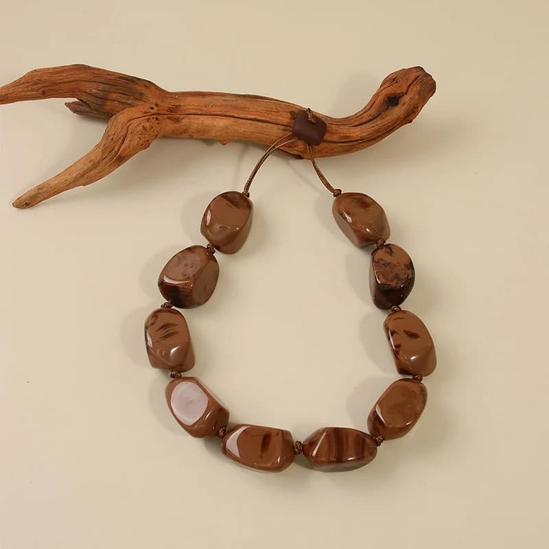 Hnědý pryskyřicový bohémský choker náhrdelník