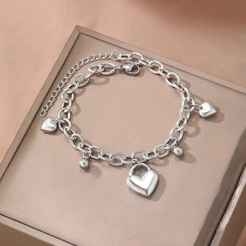 Náramek (bangle) se stříbrnými korálky ve tvaru srdce a přívěskem