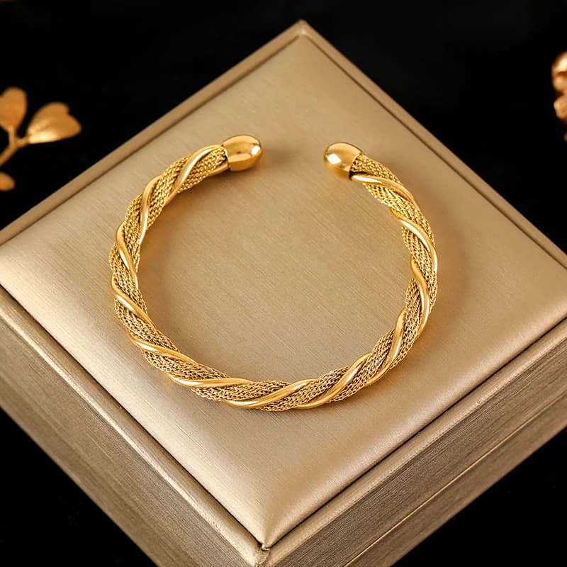 Nastavitelný bangle z nerezové oceli 316L ve zlaté barvě s krouceným designem