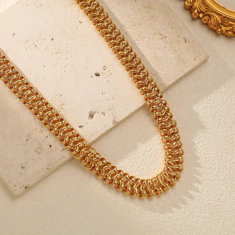 Texturovaný náhrdelník typu collar, pozlacení 18K PVD