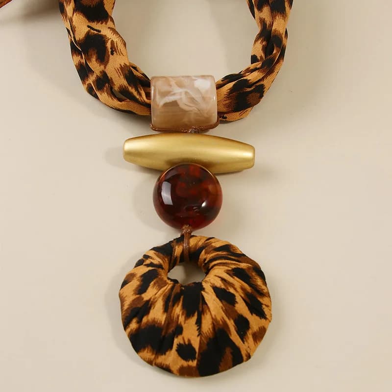 Náhrdelník s pryskyřicovým přívěskem s leopardím vzorem