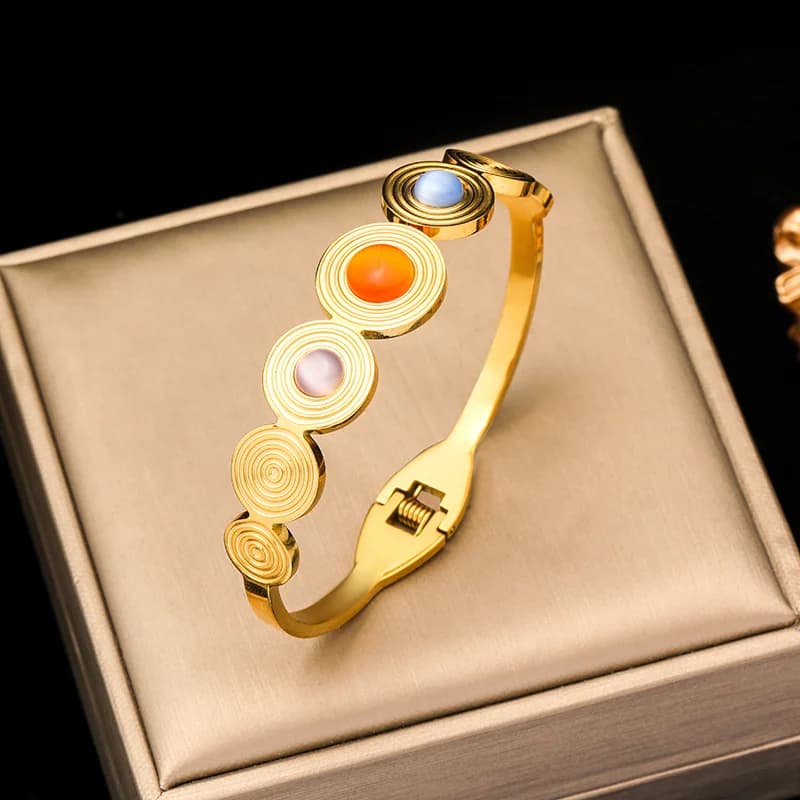 Nastavitelný bangle z nerezové oceli 316L ve zlaté barvě s krouceným designem