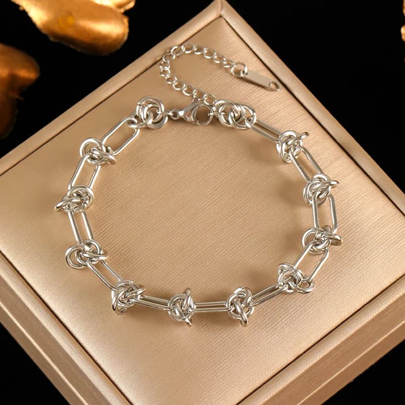 Náramek (bangle) se stříbrnými korálky ve tvaru srdce a přívěskem