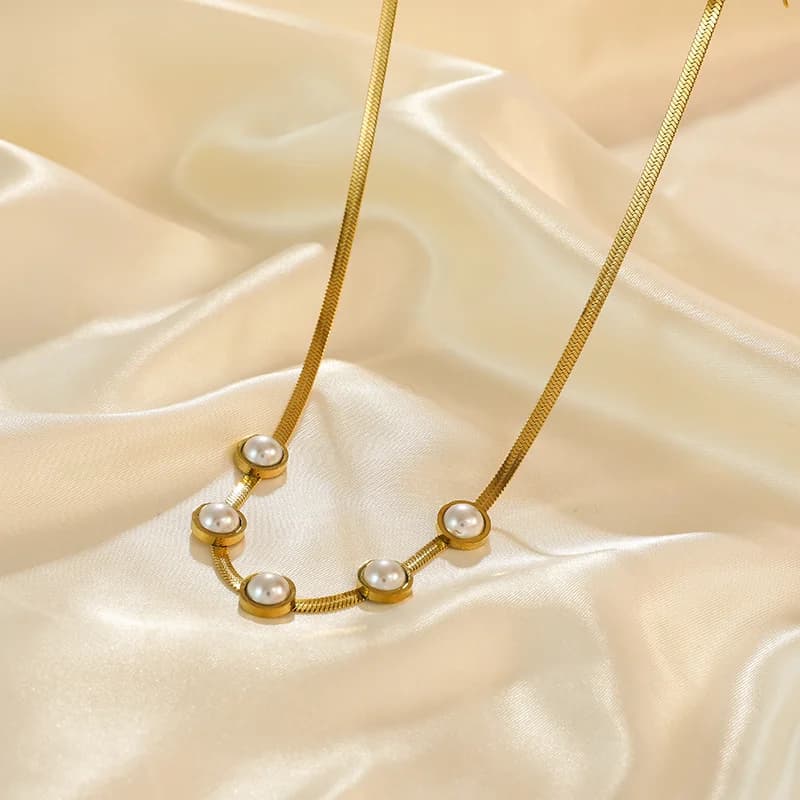 Řetízkový náhrdelník typu choker se zlatou perličkou