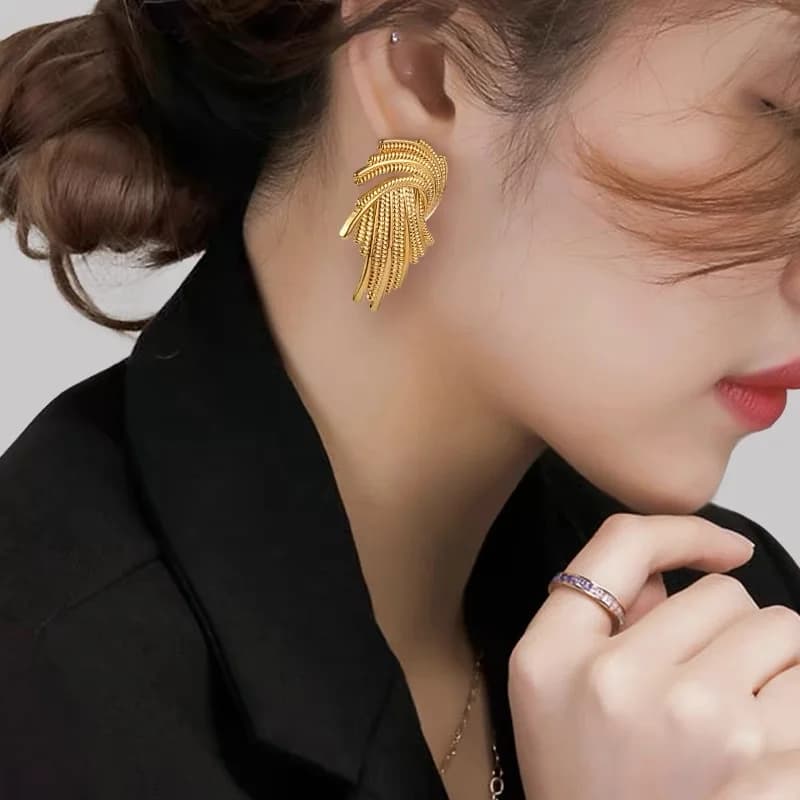 Kreativní náušnice typu stud s 18K pozlacením