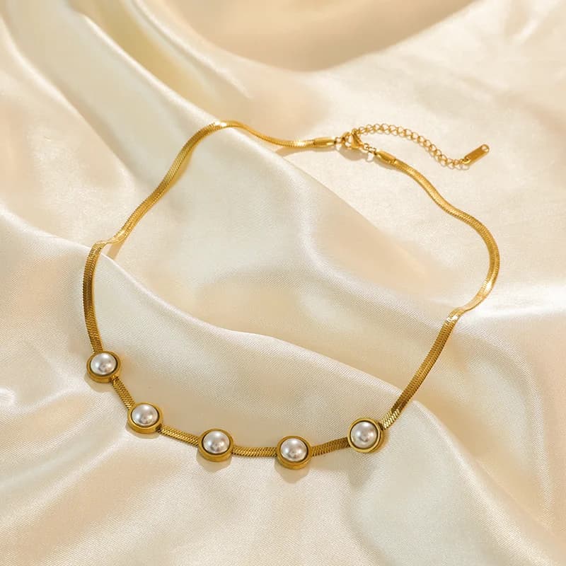 Řetízkový náhrdelník typu choker se zlatou perličkou