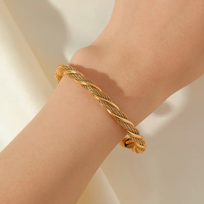 Nastavitelný bangle z nerezové oceli 316L ve zlaté barvě s krouceným designem