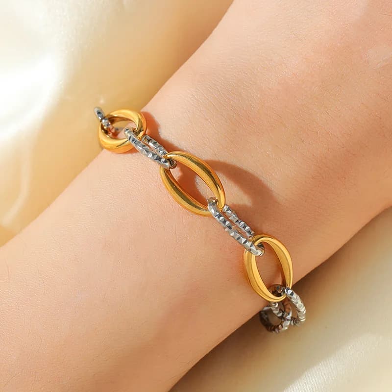 Řetízkové náramky a bangles ve zlaté a stříbrné barvě