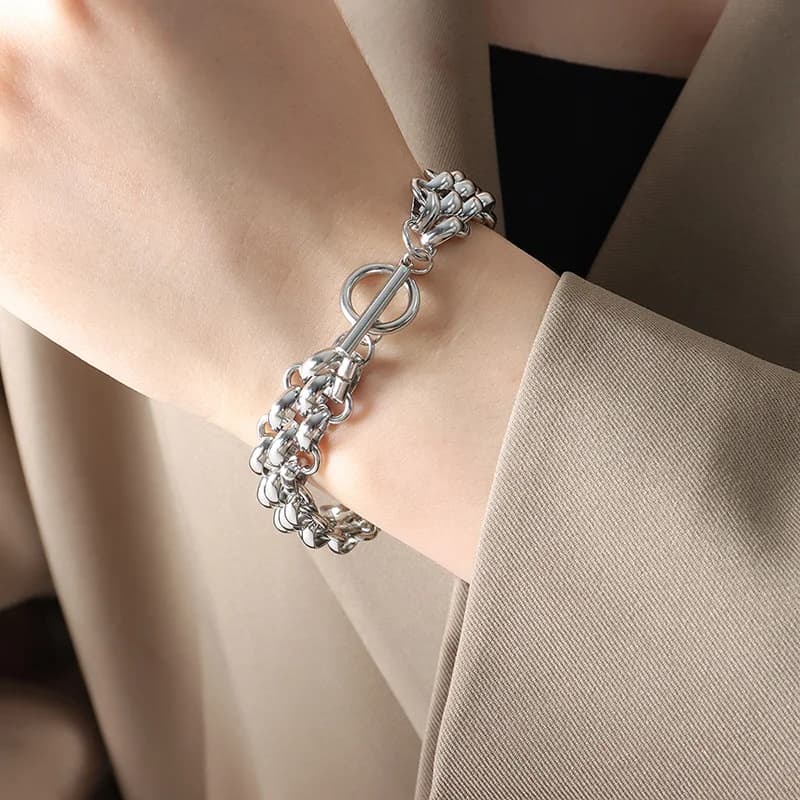 Řetízkový náramek typu bangle stříbrné barvy, nerezová ocel
