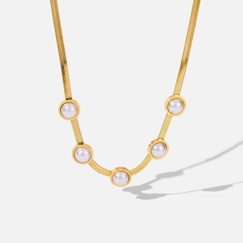 Řetízkový náhrdelník typu choker se zlatou perličkou