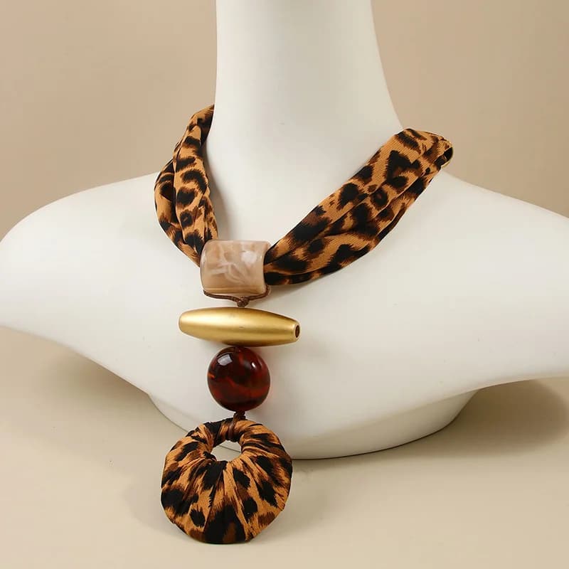 Náhrdelník s pryskyřicovým přívěskem s leopardím vzorem