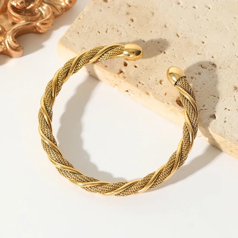Nastavitelný bangle z nerezové oceli 316L ve zlaté barvě s krouceným designem